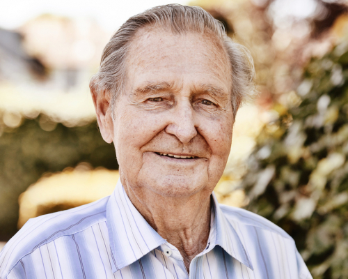 freundlicher Senior, Portrait , draußen in seinem Vorgarten, Köln, Nordrhein-Westfalen, Deutschland